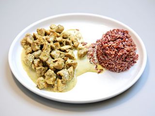 Dadini di Pollo al Curry con Riso Integrale Rosso 