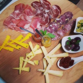 Tagliere di salumi, formaggi e sfizi