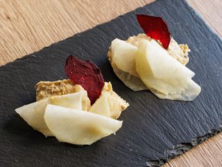 Carpaccio di sedano rapa con salsa stonnata