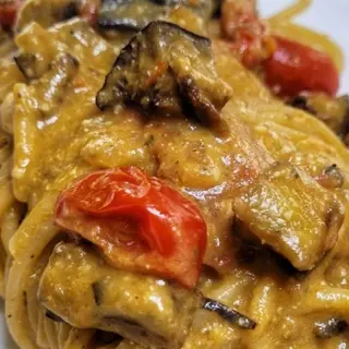 Spaghetti crema di melanzane finocchietto e pomodorini confit