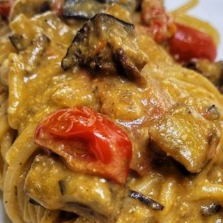 Spaghetti crema di melanzane finocchietto e pomodorini confit