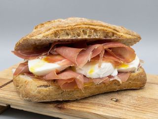 Panino crudo e mozzarella
