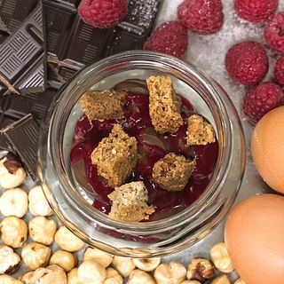 Mousse al Fondente, Crumble alla Nocciola e Coulis di Lamponi