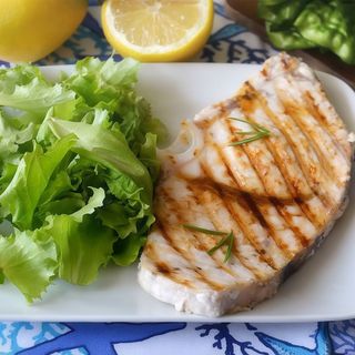 Pesce spada grigliato con insalata