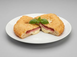 Pizza fritta con mozzarella fior di latte, ricotta e salame