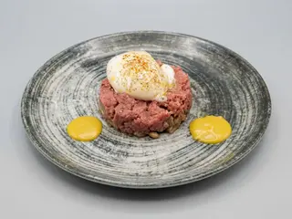 Tartare di manzo, uovo 64, funghi cardoncelli, senape al miele