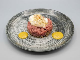 Tartare di manzo, uovo 64, funghi cardoncelli, senape al miele 