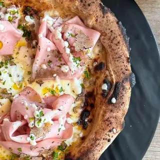 pizza padellino con bologna di cinghiale al tartufo, pistacchi e stracciatella