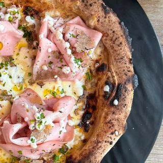 pizza padellino con bologna di cinghiale al tartufo, pistacchi e stracciatella