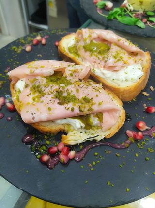 Crostone con Burrata Mortadella e Pistacchio