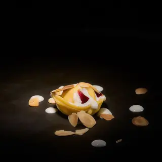 Cappelletto tondo pecorino e pere con mandorle e ristretto di Sangiove
