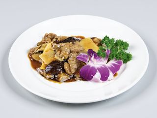 227. Manzo con funghi e bambù