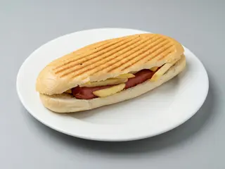 Panino piastrato würstel e patate