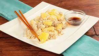 38. Riso saltato con ananas e pinoli