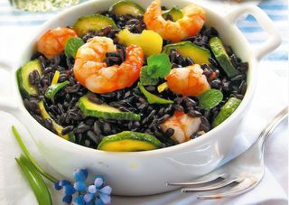 607. Riso nero con gamberi e verdure