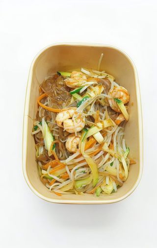 Spaghetti di soia saltati con gamberi e verdure