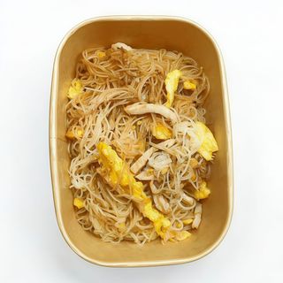 Spaghetti di riso saltati con carne