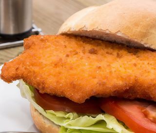 Panino con cotoletta di pollo insalata e salsa