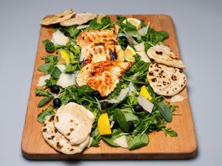 Petto di pollo grigliato e insalata