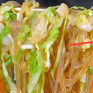 153. Spaghetti di soia in salsa piccante e verdure