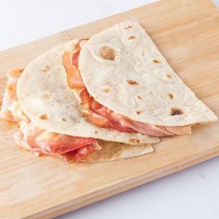 Piadina mozzarella, speck e scamorza