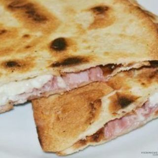 piadina mozzarella, prosciutto cotto e brie