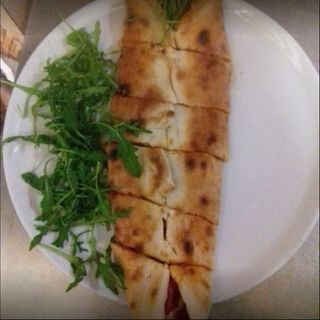 Piadina mozzarella, prosciutto crudo, rucola e grana