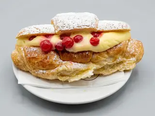Cornetto crema chantilly e frutti di bosco