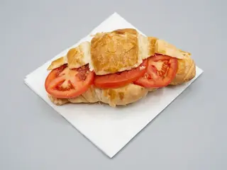 Cornetto con tonno e pomodoro