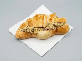 Cornetto con tonno e carciofini