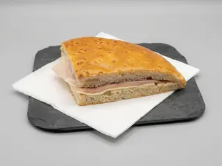 Pizza triangolare cotto e formaggio