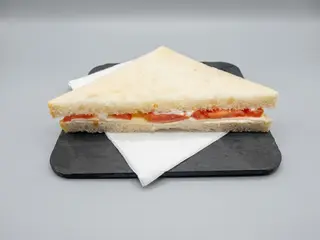 Tramezzino con pomodoro e mozzarella