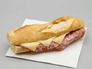 Baguette salame e formaggio