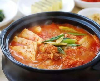 Zuppa di tofu piccante e riso bianco