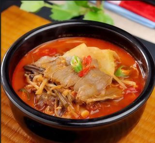 Zuppa di manzo piccante e riso bianco