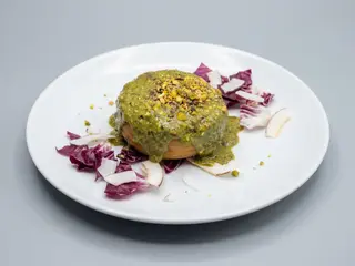 Frittatina di pasta con fonduta di pistacchio