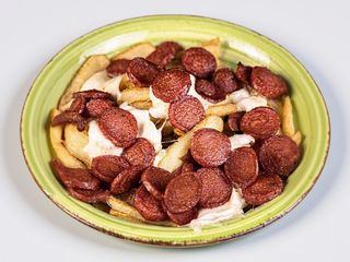 Patate fritte con würstel e provola