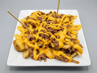 Patate fritte pulled pork e cheddar fuso