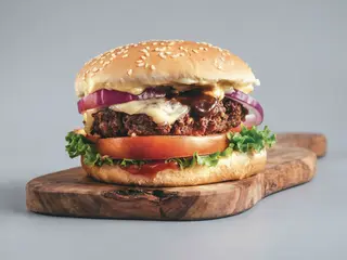 2. Hamburger, cip caramellata, bbq, rucola, funghi, scamorza