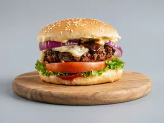 12. Hamburger, onion rings, scamorza, brasil, bacon, uovo, insalata