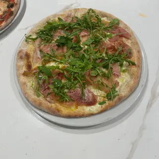 Bianca crudo e rucola al piatto