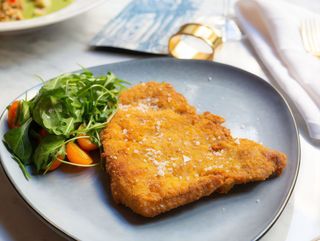 Cotoletta di petto di pollo panata e fritta tagliata a mano rucola e pomod.