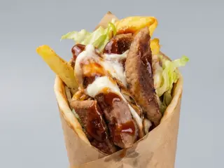 Pita greca hamburger e patatine