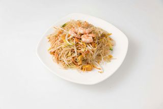 Spaghetti di riso verdure e gamberi