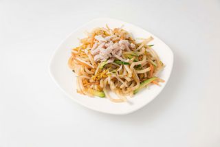 Spaghetti udon con verdure e pollo