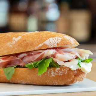 Panino crudo, mozzarella, lattuga e pomodoro