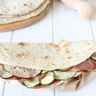 Piadina: Mozzarella , zucchine e melanzane grigliate ,patate e rucola.