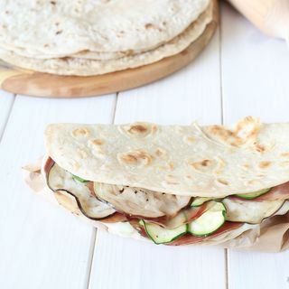 Piadina SENZA GLUTINE :Mozzarella, verdure grigliate e rucola.