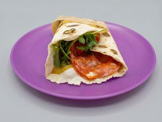 Piadina SENZA GLUTINE:  Mozzarella, patate, rucola e salame piccante. 