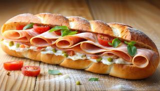 Panino pomodoro a fette, bresaola e mozzarella